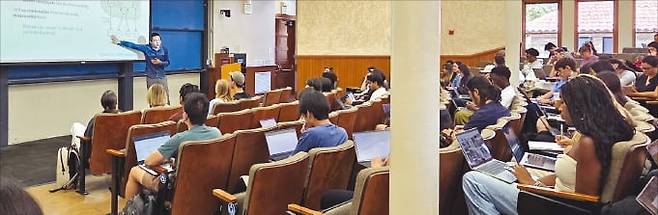 우자준 미국 스탠퍼드대 컴퓨터과학·심리학 겸임교수가 지난 12일 마음과 기계 수업 중 인간과 인공지능(AI)의 차이를 설명하고 있다. /김인엽 특파원