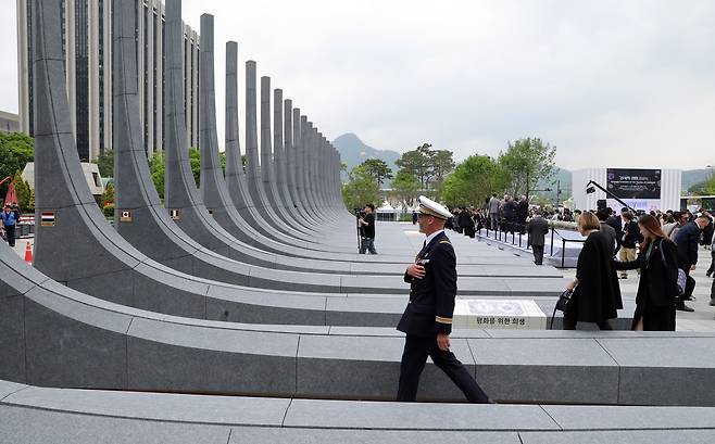 12일 오전 서울 광화문광장에서 열린 ‘감사의 정원’ 준공식이 끝난 뒤 참석한 내빈들이 22개국 6.25참전 국가를 상징하는 조형물을 살펴보고 있다. 사진공동취재단
