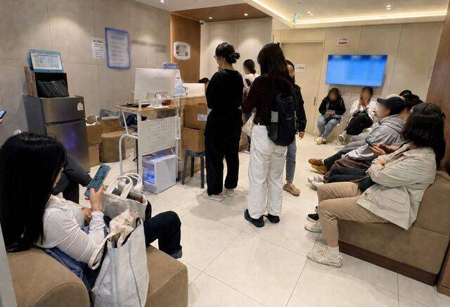 지난 12일 오후 서울 종로구의 한 의원에 비만치료제 처방을 받으려는 환자들이 몰려 있다. 이찬희 기자