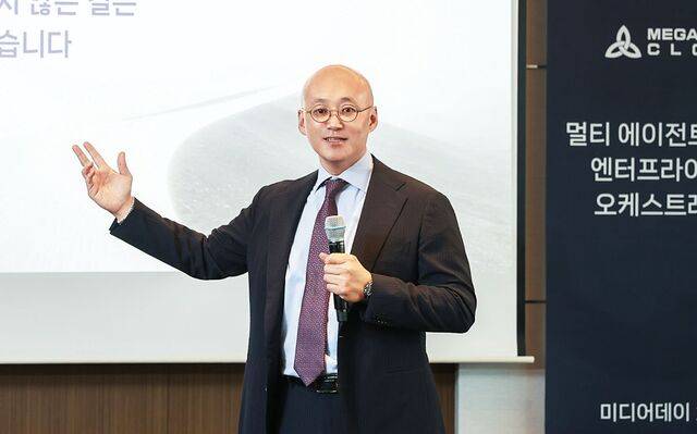 염동훈 메가존클라우드 대표가 14일 서울 중구 롯데호텔에서 열린 미디어 데이에서 ‘멀티 에이전트 시대와 엔터프라이즈 AI 오케스트레이터’ 전략을 발표하고 있다. 메가존클라우드 제공
