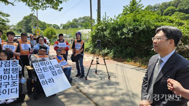 15일 인천 강화군 장애인거주시설 색동원 정문에서 엄기표 서울중앙지방법원 판사가 성폭행사건 현장검증에 앞서 시민단체를 바라보며 인터뷰하고 있다. 박기웅기자