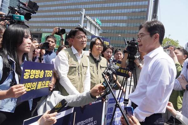 ▲2026년 5월15일정원오 더불어민주당 서울시장 후보가 15일 오후 서울 광화문에서 'TBS 정상화 촉구 릴레이 발언대' 현장을 찾아 TBS 구성원들과 대화하고 있다. 사진=전국언론노동조합.
