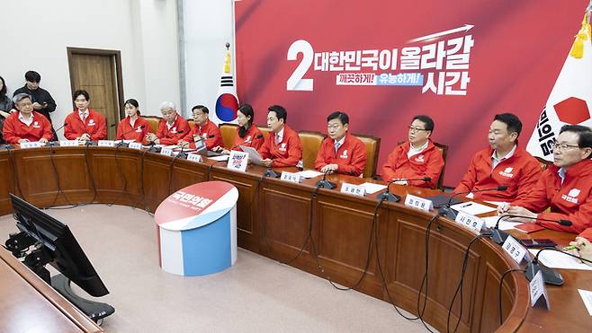 장동혁 국민의힘 대표가 15일 국회에서 열린 중앙선거대책위원회의 첫 회의를 주재하고 있다. [연합뉴스]