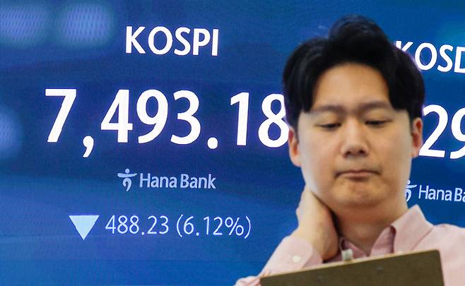 코스피가 장중 사상 처음으로 8000포인트를 돌파했다가 7490선에서 거래를 마감한 15일 오후 서울 중구 하나은행 본점 딜링룸에 종가가 나오고 있다. [뉴스1]