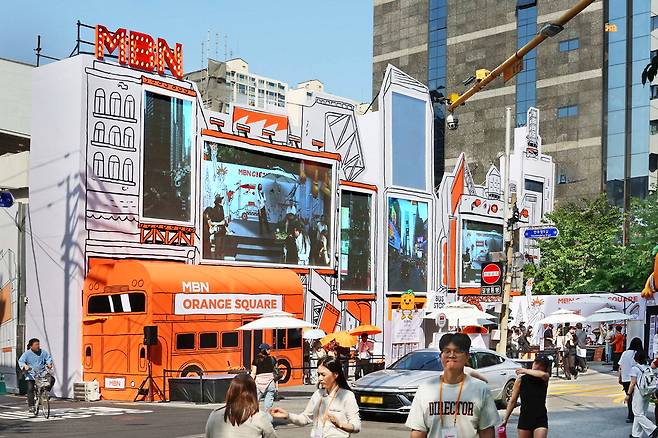 15일 서울 성수동 '쎈느 성수'에 마련된 팝업스토어 'MBN 오렌지스퀘어' 인근에 관람객들이 모여 있다. 한주형 기자