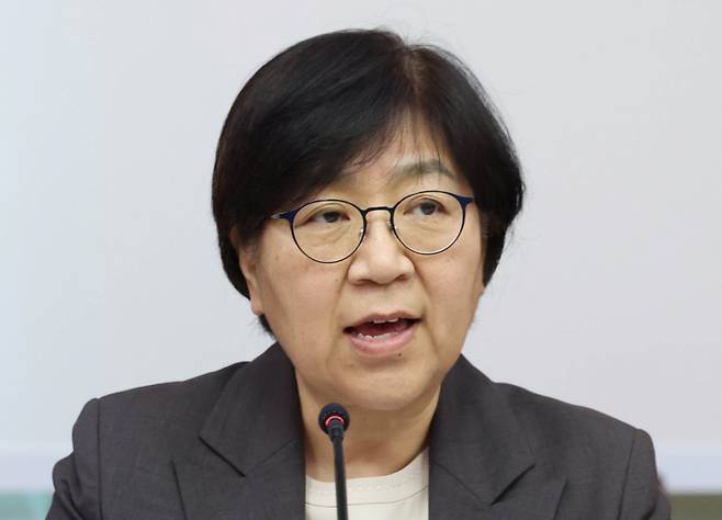 [서울=뉴시스] 조수정 기자 = 정은경 보건복지부 장관이 15일 오후 서울 종로구 정부서울청사에서 열린 제4차 국민연금기금운용위원회 회의를 주재하고 있다. 2026.05.15. chocrystal@newsis.com /사진=조수정