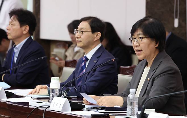 [서울=뉴시스] 조수정 기자 = 정은경 보건복지부 장관이 15일 오후 서울 종로구 정부서울청사에서 열린 제4차 국민연금기금운용위원회 회의를 주재하고 있다. 2026.05.15. chocrystal@newsis.com /사진=조수정