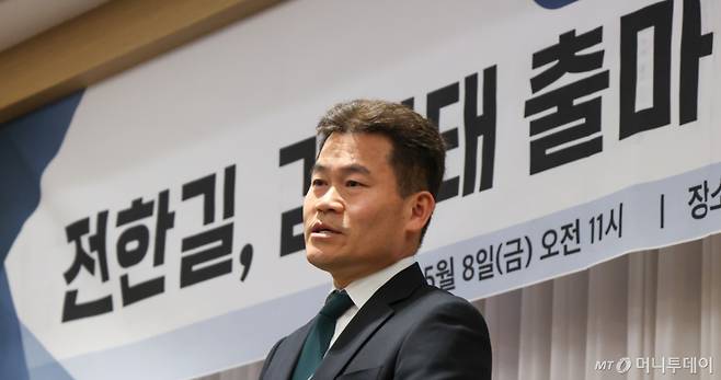 한국사 강사 출신 보수 유튜버 전한길이 넷플릭스 시리즈 '폭싹 속았수다'에서 통편집된 이유는 자신의 정치색 때문이라며 주연이었던 가수 겸 배우 아이유에 대해 "좌파"라고 언급했다. /사진=머니투데이 DB