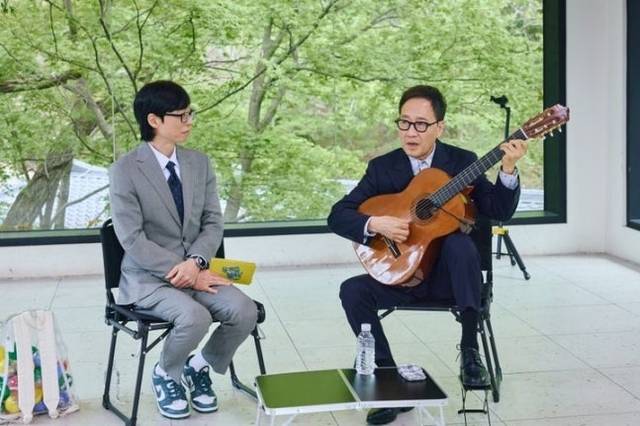 가수 유열이 13일 방송된 tvN ‘유 퀴즈 온 더 블럭’에 출연해 기타를 치며 노래하고 있다.  tvN 제공