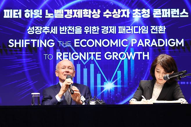 노벨경제학상 수상자인 피터 하윗 미국 브라운대 명예교수가 15일 오후 서울 중구 웨스틴 조선 호텔에서 열린 기자회견에서 질문에 답하고 있다. [연합]