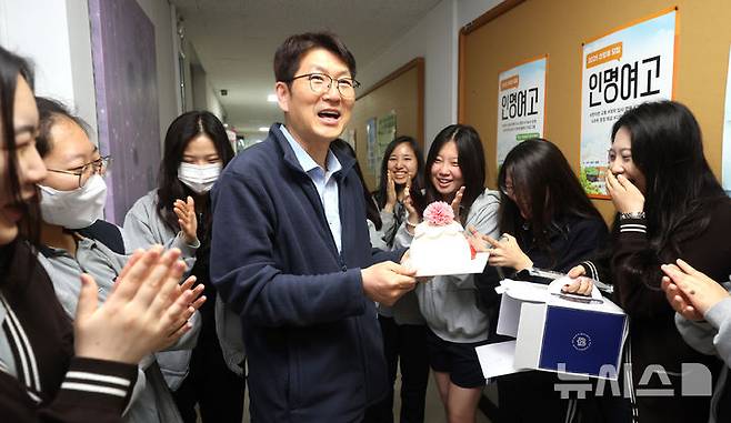 [인천=뉴시스] 전진환 기자 = 스승의 날인 15일 오전 인천 미추홀구 인명여자고등학교에서 학생들이 선생님께 케이크를 전달하며 박수치고 있다. 사진은 본 기사내용과는 관련 없음. 2025.05.15. amin2@newsis.com
