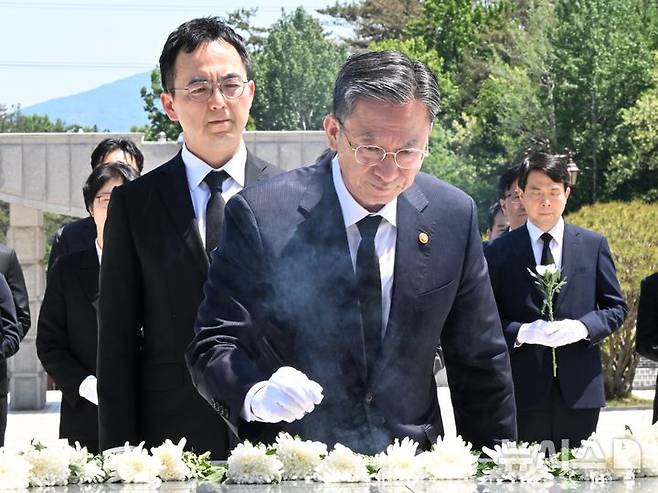 [광주=뉴시스] 이현행 기자 = 정성호 법무부 장관이 5·18 46주기를 사흘 앞둔 15일 광주 북구 운정동 국립5·18민주묘지를 찾아 분향하고 있다. 2026.05.15. lhh@newsis.com