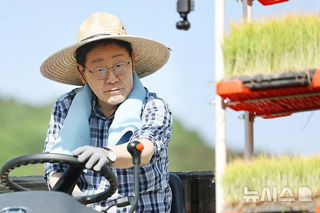 [대구=뉴시스] 최동준 기자 = 이재명 대통령이 15일 대구 군위군 소보면 마을 일원에서 이앙기를 운전하며 모내기 작업을 하고 있다. (청와대통신사진기자단) 2026.05.15. photocdj@newsis.com