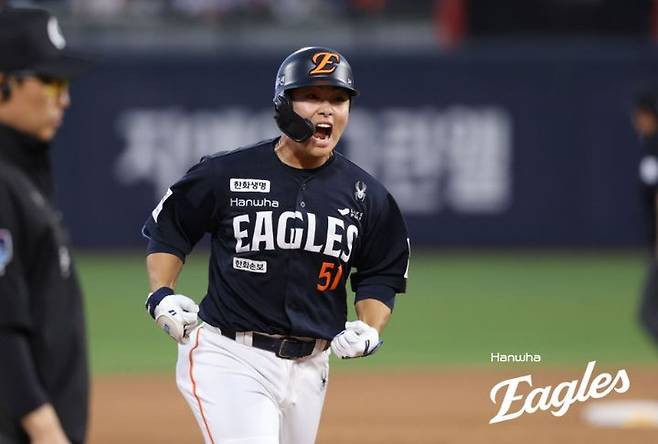 [서울=뉴시스] 프로야구 한화 이글스 문현빈이 15일 수원 KT위즈파크에서 열린 2026 신한 쏠 KBO리그 KT 위즈와의 경기에서 4회 홈런을 친 뒤 포효하고 있다. (사진=한화 이글스 제공) 2026.05.15.