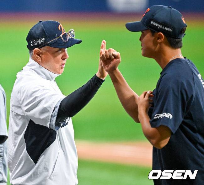 [OSEN=고척, 민경훈 기자] 14일 서울 고척 스카이돔에서 2026 신한 SOL KBO리그 키움 히어로즈와 한화 이글스의 경기가 열렸다.이 경기에서 한화는 키움에 10-1로 승리했다. 이날 승리로 지난 경기 패배를 설욕하고 위닝시리즈를 달성했다. 최근 3연속 위닝시리즈다.&nbsp;경기를 마치고 한화 김경문 감독이 정우주와 하이파이브를 하고 있다. 2026.05.14 / rumi@osen.co.kr