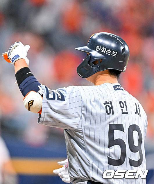 [OSEN=고척, 민경훈 기자] 14일 서울 고척 스카이돔에서 2026 신한 SOL KBO리그 키움 히어로즈와 한화 이글스의 경기가 열렸다.키움은 안우진, 한화는 정우주가 선발로 나섰다.2회초 무사 주자 2루 한화 허인서의 좌익수 왼쪽 선취 1타점 적시타를 때린 후 1루에서 기뻐하고 있다. 2026.05.14 / rumi@osen.co.kr