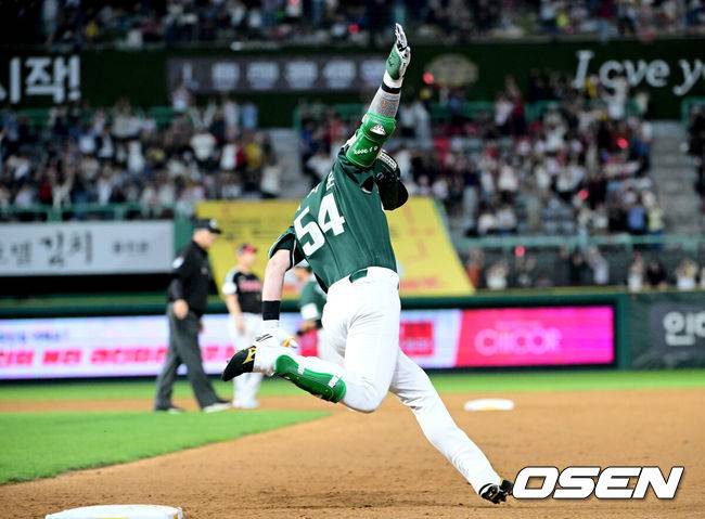 [OSEN=인천, 최규한 기자] 15일 인천 SSG랜더스필드에서 ‘2026 신한 SOL Bank KBO리그’ SSG 랜더스와 LG 트윈스의 경기가 열렸다.홈팀 SSG는 히라모토 긴지로, 방문팀 LG는 요니 치리노스를 선발로 내세웠다.8회말 1사 만루 상황 SSG 최지훈이 동점 우중간 만루 홈런을 작렬시키고 그라운드를 돌며 환호하고 있다. 2026.05.15 / dreamer@osen.co.kr