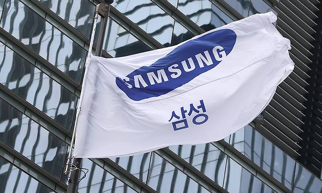 서울 서초구 삼성전자 사옥에서 깃발이 바람에 날리고 있다. 연합뉴스