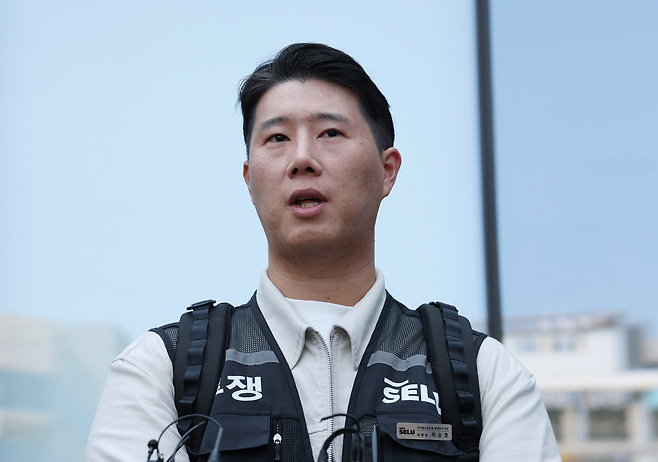 최승호 초기업노조 삼성전자지부 위원장이 13일 경기 수원시 영통구 수원지방법원에서 열린 삼성전자 노조 위법 쟁의행위 금지 가처분 신청 2차 심문을 마치고 나와 취재진의 질문에 답하고 있다. 뉴스1