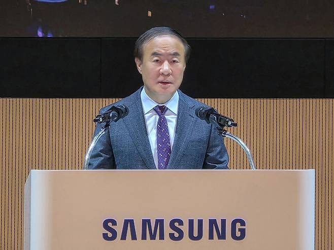 전영현 삼성전자 부회장(사진)은 최근 반도체 담당 임원들에게 "성과에 안주하지 말고, 지금의 호황을 근원적 경쟁력을 회복할 수 있는 마지막 골든타임으로 여겨야 한다"고 당부했다. 삼성전자 제공