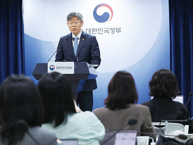 김이탁 국토교통부 제1차관이 5월12일 '비거주 1주택자 실거주 의무 유예' 방안을 설명하고 있다. ⓒ연합뉴스