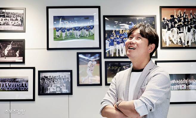 한국 야구대표팀 류지현 감독이 지난 11일 서울 KBO회관에서 스포츠경향 창간 21주년 기념 인터뷰를 하고 있다. 아래 작은 사진은 스포츠경향 창간 21주년 축하 메시지를 들고 기념촬영을 하고 있는 류지현 감독. 김정근 선임기자