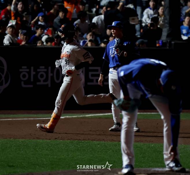 한화 8번타자 허인서가 15일 대전한화생명볼파크에서 열리는 2026KBO리그 한화이글스와 삼성라이온즈 경기 6회말 1사 1루에서 백정현을 상대로 2점홈런을 터트린 후 홈인하고 있다. 2026.04.15. /사진=강영조 선임기자