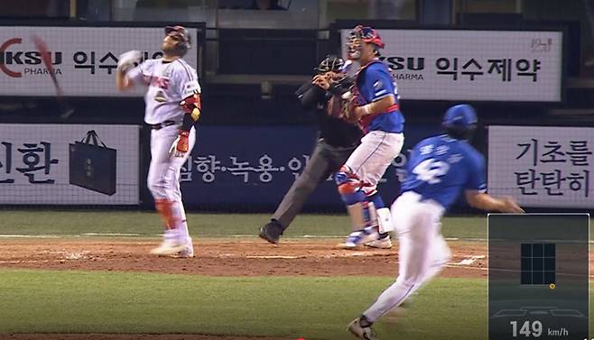 오스틴의 삼진 순간. 양창섭의 13구째가 ABS존에 살짝 걸쳐 들어갔다. /사진=중계 화면 캡처