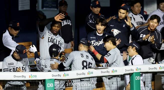 1군에 전격 복귀한 한화 4번타자 노시환이 23일 잠실야구장에서 열리는 2026 KBO리그 LG트윈스와 한화이글스 경기 4회초 1사후 함덕주를 상대로 좌중월 솔로홈런을 터트린 후 홈인하고 있다.  2-2 동점을 만든 한화.2026.04.23.  /사진=강영조 선임기자