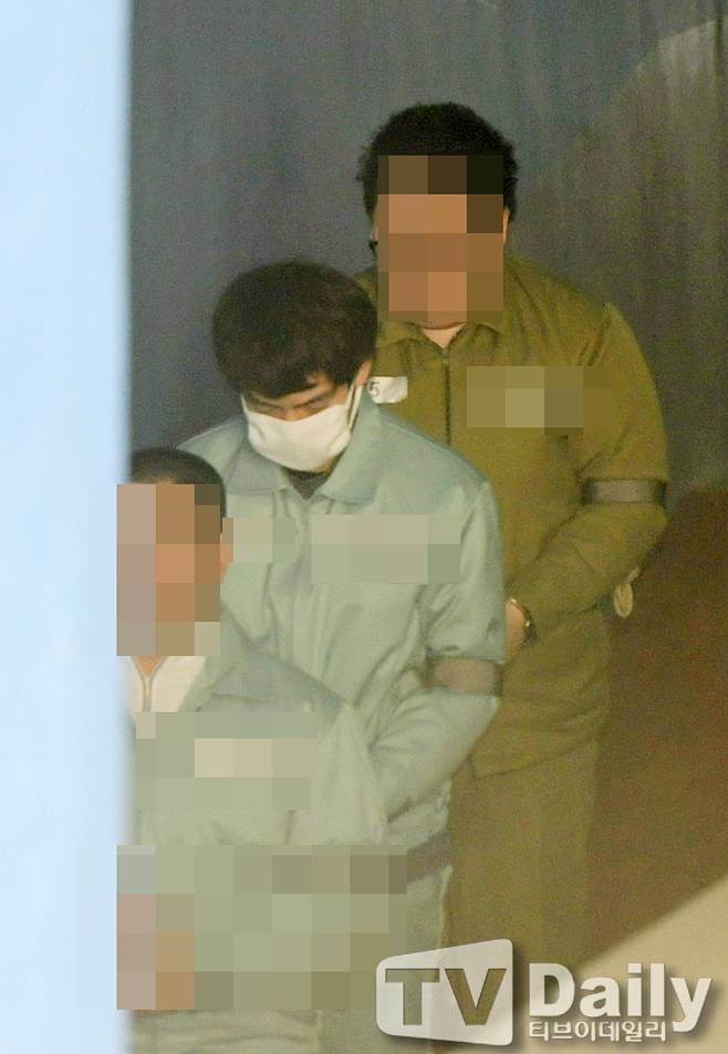 Actor Son Seung-won has been indicted on his fifth drunk driving charge and the prosecution has requested a four-year prison sentence. With the revelation of habitual drunk driving, obstruction of investigation, and driving without a license, his return to the entertainment industry has effectively become impossible.During the final hearing held at the Seoul Western District Court on the 14th, the prosecution requested the court to sentence Son Seung-won to four years in prison. Son was arrested last November as a flagrant offender while driving against the flow of traffic while heavily intoxicated with a blood alcohol concentration exceeding 0.16%.During the investigation, Son Seung-won is accused of obstructing the inquiry by making false statements claiming that a designated driver abandoned the car and by instructing his girlfriend to destroy dashcam evidence. In particular, it was additionally confirmed that he continued to drive without a license even after submitting a letter of apology to the court.Son Seung-won was previously sentenced to one year and six months in prison in 2018 for a hit-and-run accident while intoxicated and driving without a license, under the Yoon Chang-ho Act. He, who was exempted from military service at the time due to a confirmed prison sentence, is now facing complete expulsion from the entertainment industry, including a ban on appearing on terrestrial broadcasting, as a result of this incident. The sentencing hearing for the first trial is scheduled for June 11.
