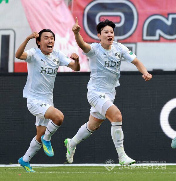 ■매치 오브 라운드 : 상승세 이어가려는 '화성FC' vs 선두 굳히기 '부산아이파크'...사진은 부산아이파크 선수들이 골을 성공시키고 환호하는 모습.(사진=김경수 기자/ 발리볼코리아닷컴 DB자료)