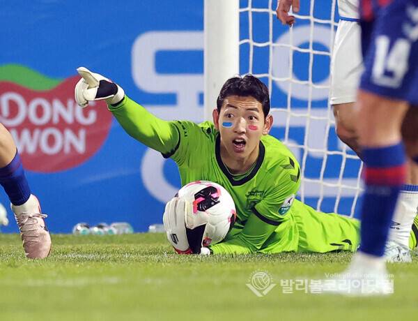 ■팀 오브 라운드 : 반등 신호탄 쏜 '충남아산'...사진은 수원FC 골키퍼 정민기.(사진=김경수 기자/ 발리볼코리아닷컴 DB)
