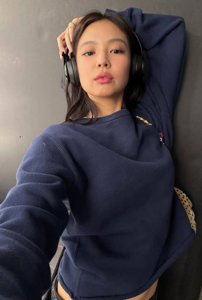 BLACKPINKs Jennie Kim garnered attention from fans by posting recent photos on her personal account featuring various casual outfit styles. In particular, the subtle difference in vibe between her reflection in the mirror and her actual face attracted significant interest online.Jennie Kim demonstrated her exceptional fashion sense by showcasing a mix-and-match styling utilizing diverse items such as cropped sweatshirts, leather jackets, and checkered skirts. Her outfit, featuring a free-spirited vibe with a blue knit sweater and a Superman logo knit, added a hip charm.Netizens who saw the mirror selfies reacted enthusiastically, sharing various opinions on whether the difference was due to the angle. Many fans are responding positively to Jennie Kims natural everyday look and her excellent sense of style.