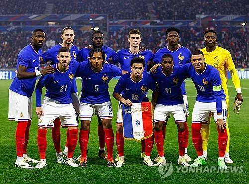 프랑스축구협회(FFF)는 15일(한국시간) 공식 홈페이지를 통해 2026 국제축구연맹(FIFA) 북중미 월드컵(캐나다·미국·멕시코 공동개최) 최종 명단 26인을 발표했다. 프랑스 축구 국가대표팀을 이끌고 있는 디디에 데샹 감독은 이날 프랑스 방송국 TF1의 뉴스에 출연해 킬리안 음바페(레알 마드리드), 우스만 뎀벨레(PSG), 마이클 올리세(바이에른 뮌헨)를 비롯해 북중미 월드컵에 동행하는 선수단을 공개했다. 연합뉴스