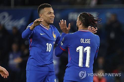 프랑스축구협회(FFF)는 15일(한국시간) 공식 홈페이지를 통해 2026 국제축구연맹(FIFA) 북중미 월드컵(캐나다·미국·멕시코 공동개최) 최종 명단 26인을 발표했다. 프랑스 축구 국가대표팀을 이끌고 있는 디디에 데샹 감독은 이날 프랑스 방송국 TF1의 뉴스에 출연해 킬리안 음바페(레알 마드리드), 우스만 뎀벨레(PSG), 마이클 올리세(바이에른 뮌헨)를 비롯해 북중미 월드컵에 동행하는 선수단을 공개했다. 연합뉴스