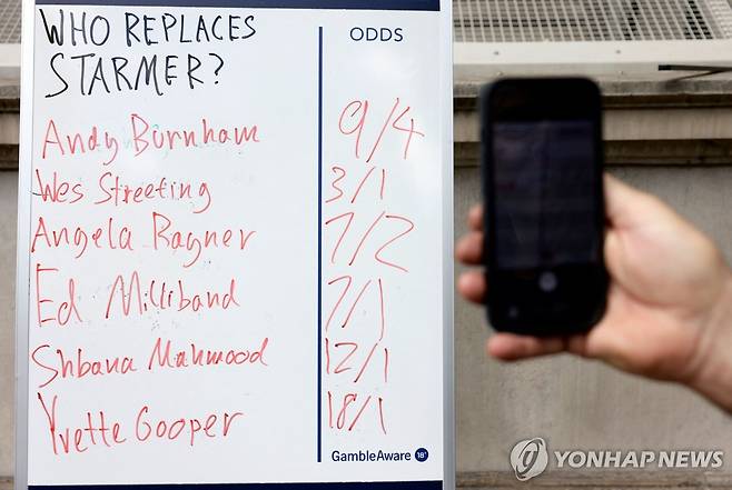 12일 런던 시내에 등장한 차기 총리 베팅판 [AFP 연합뉴스 자료사진. 재판매 및 DB 금지]