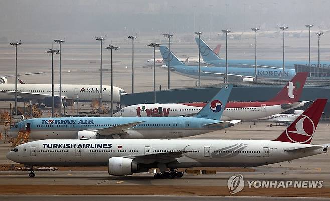 중동발 고유가에 유류할증료 급등 인천공항 전망대에서 바라본 인천국제공항 계류장 모습. [연합뉴스 자료사진]