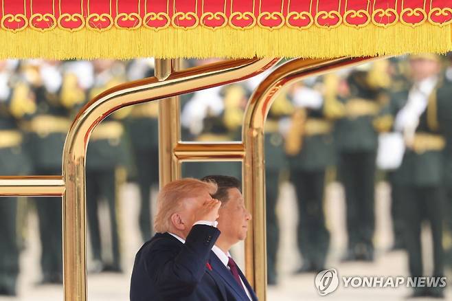 2026년 베이징 인민대회당 환영행사에서 경례 유지하는 트럼프 대통령 [로이터 연합뉴스 자료사진. 재판매 및 DB금지]