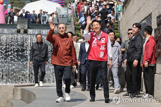 손 흔드는 이명박 전 대통령과 오세훈 서울시장 후보 (서울=연합뉴스) 임화영 기자 = 국민의힘 오세훈 서울시장 후보가 15일 서울 중구 청계천 모전교 인근에서 이명박 전 대통령과 함께 손을 흔들며 인사하고 있다. 2026.5.15 hwayoung7@yna.co.kr
