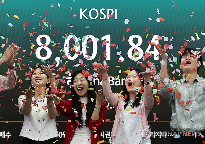 꿈의 코스피 8천 (서울=연합뉴스) 윤동진 기자 = 15일 서울 하나은행 본점 딜링룸에서 코스피8000 기념 세리머니가 진행되고 있다. 2026.5.15 mon@yna.co.kr