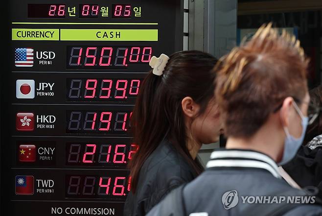 지난달 외환거래 역대 최대 기록 (서울=연합뉴스) 김주형 기자 = 지난 달 중동 전쟁 여파로 환율이 하루 평균 11원 넘게 널뛰면서 외환 시장 거래량이 역대 최대를 기록한 것으로 나타났다.
    5일 연합인포맥스에 따르면 지난 달 서울 외환시장에서 원/달러 현물환 거래량(서울외국환중개·한국자금중개 합산, 주간 거래 기준)은 일평균 139억1천900만달러로 집계됐다. 
    환율은 당분간 1,500원 안팎에서 움직이고 변동성이 클 것이라는 전망이 우세하다. 
    사진은 같은 날 서울 중구 명동 일대 환전소 모습. 2026.4.5 kjhpress@yna.co.kr