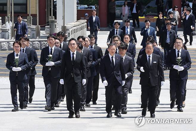 국립5·18민주묘지 찾은 정성호 장관과 검찰 간부들 (광주=연합뉴스) 김혜인 기자 = 정성호 법무부 장관과 구자현 검찰총장 직무대행 등 검찰 고위 간부들이 15일 광주 북구 운정동 국립5·18민주묘지를 찾아 이동하고 있다. 2026.5.15 in@yna.co.kr