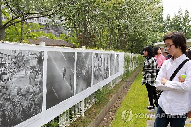 옛 상무대 부지인 5·18 자유공원에서 5·18의 아픔 바라보는 학생들 [연합뉴스 자료사진]