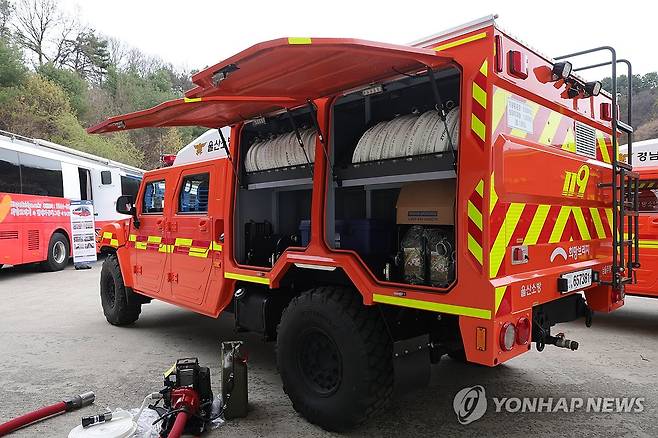 '산림과 계곡을 기동한다' 중형산불진화차량 (파주=연합뉴스) 임병식 기자 = 9일 오전 경기도 파주시 파주읍 파주재해구호물류센터에서 열린 희망브리지 중형산불진화차량 전달식에서 산불진화차량들이 배치를 기다리고 있다. 
    군용 소형전술차량 K-351C를 개조한 중형산불진화차량은 일반 소방 차량이 진입하기 어려운 산림과 계곡으로 신속히 이동할 수 있다. 물탱크와 방수총, 차체분무장치, 조명탑, 산불감시용 열화상카메라 등 다양한 기능을 갖췄으며, 지난해 산불 피해가 컸던 경남과 경북, 울산에 배치된다. 2026.4.9 andphotodo@yna.co.kr