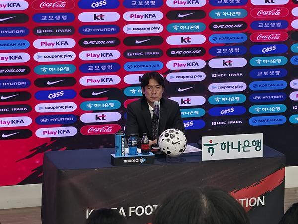 홍명보 한국 축구 국가대표팀 감독이 16일 서울 광화문 KT 온마당에서 열린 2026 FIFA 북중미 월드컵 최종명단 발표 기자회견에서 질문에 답하고 있다./이영선기자 zero@kyeongin.com