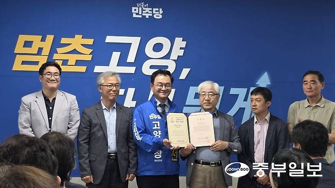 민경선 더불어민주당 고양시장 선대위 발대식이 16일 일산동구 민 후보 선거사무소에서 열린 가운데, 2026 광장시민후보 인증서 수여식 후 민경선 후보(왼쪽에서 세 번째) 및 고양빛의연대 관계자들이 기념사진을 촬영하고 있다. 김태훈 기자