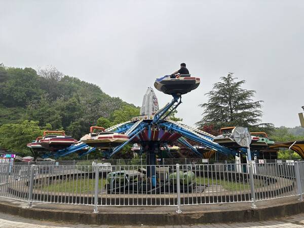 지난 3일 광주 패밀리랜드에서 한 시민이 아들과 함께 놀이기구를 타고 있다. 정상아 기자