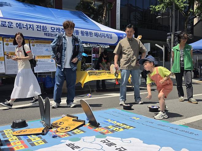 16일 오전 광주광역시 동구 금남로 일대에서 펼쳐진 '시민난장'에 참여한 한 어린이가 모래주머니를 던지고 있다. 정승우 기자