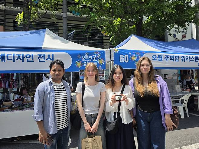 16일 오전 광주광역시 동구 금남로 일대에서 펼쳐진 '시민난장'을 찾은 외국인들이 기념촬영을 하고 있다. 이시호 인턴기자