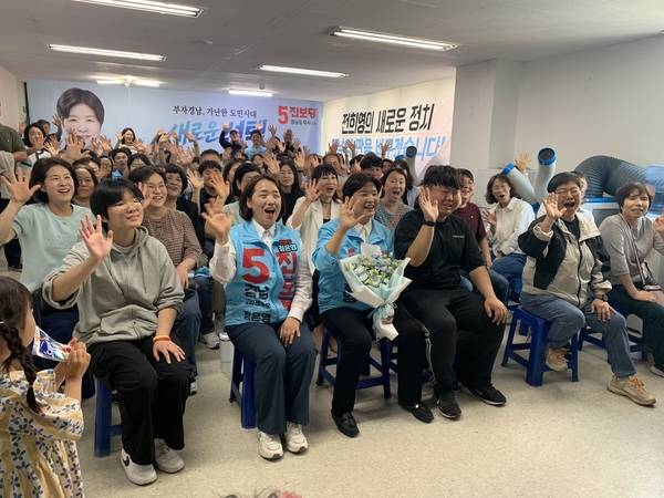 전희영 진보당 경남도지사 후보 선거사무소 개소식이 16일 오후 창원시 의창구 팔용동에 있는 금복빌딩 6층 사무소에서 열렸다. 참석자들이 기념사진을 찍고 있다. /이동욱 기자